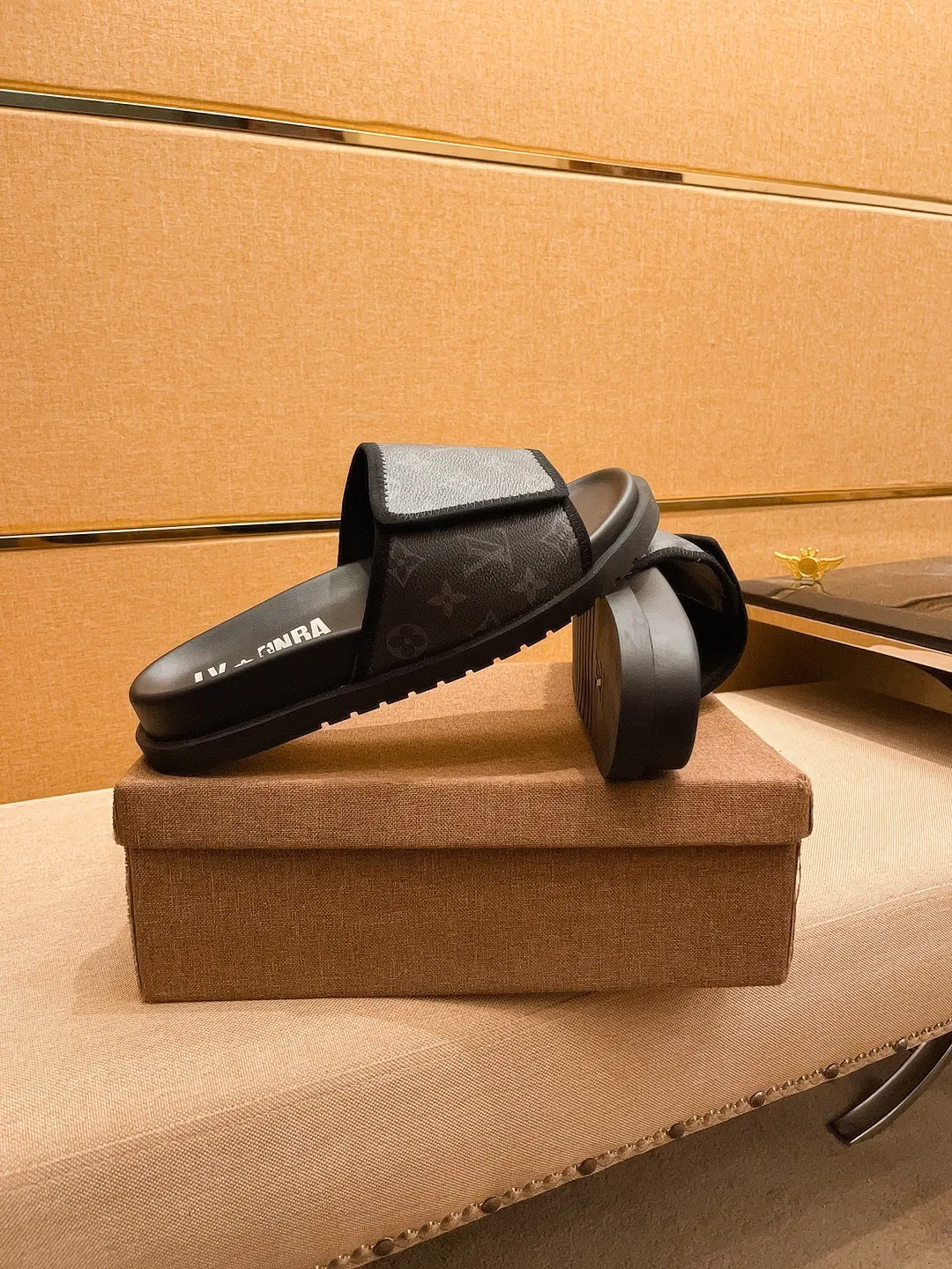Men's men's shoes💰 300💰New model on the market🔥 [LV🔥 Louis Vuitton slippers] High-end 1:1 mold customization, original upgraded version of the outsole, lighter and non-slip. The market's top quality, fashionable and trendy, versatile and popular, simple yet tasteful, a must-have for fashionistas, exuding a fashionable and casual atmosphere, fashion is at your feet, full of confidence, the same style at the counter 👍The season of spring and summer slippers is here, super beautiful to wear, 38-44 1⃣️colors available🔥